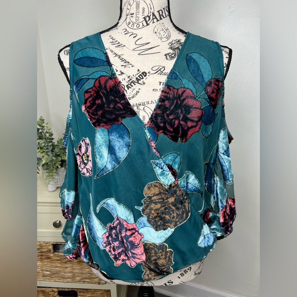 En Crème Cold Shoulder Top